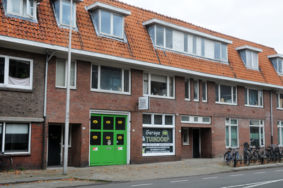 913131 Gezicht op de huizen Antonius Matthaeuslaan 67 (rechts) -73, met in het midden de poort van Garage Tuindorp ...
